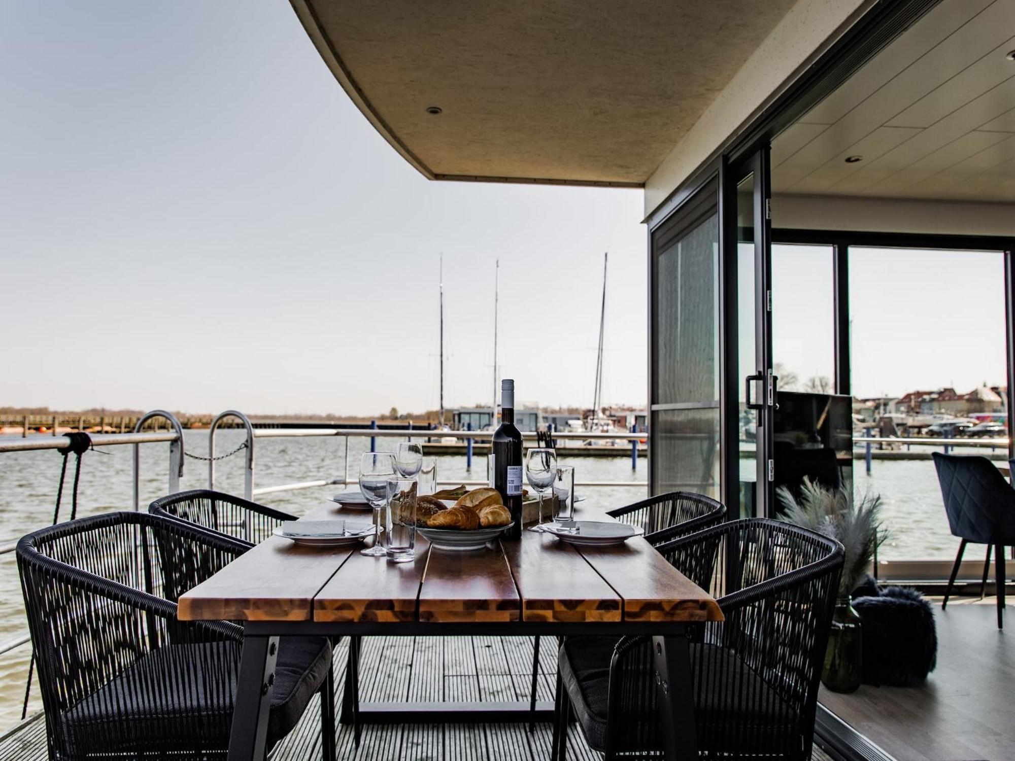 Hausboot Floating House In Ribnitz-Damgarten Hotel Exterior photo